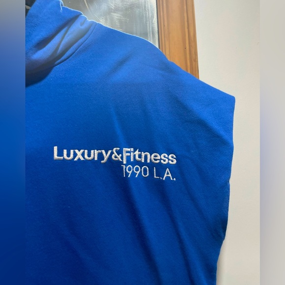 A sleeveless bright blue hoodie with slit on each side. 90s style - Picture 4 of 5